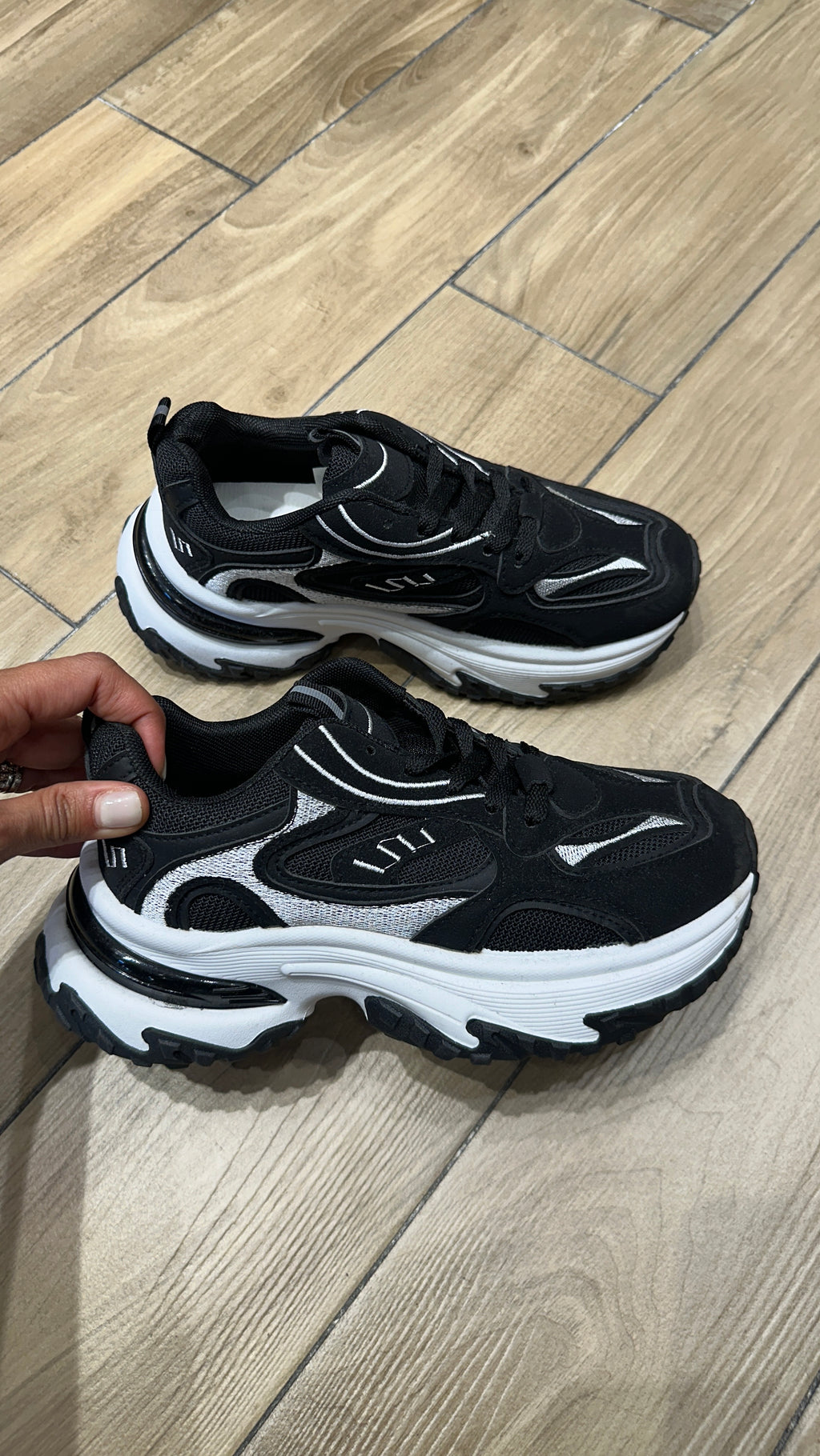 LEVH - Sneakers Beste - NERO
