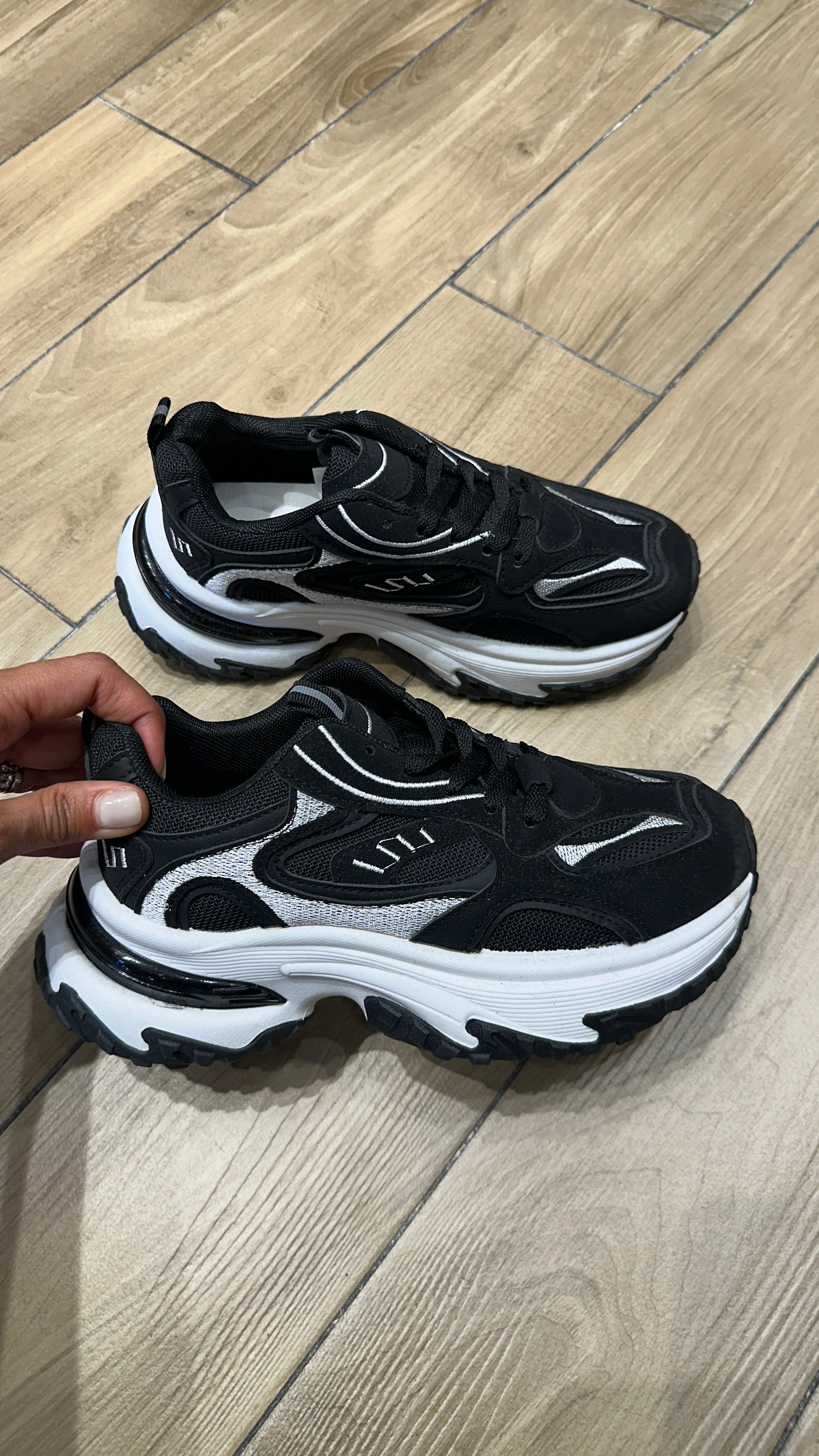 LEVH - Sneakers Beste - NERO